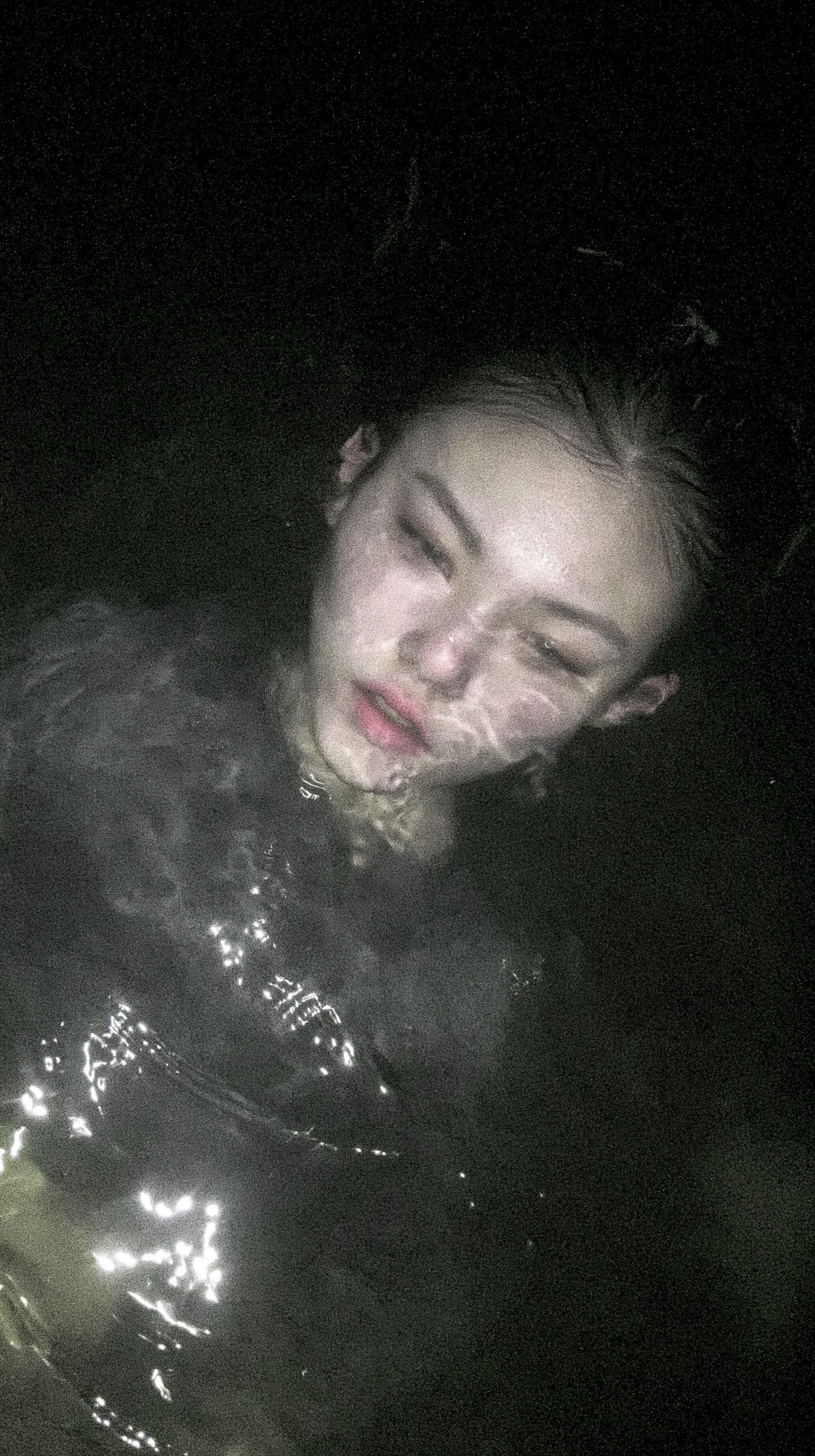 Dreamlike Underwater Elegance: A Tranquil Scene