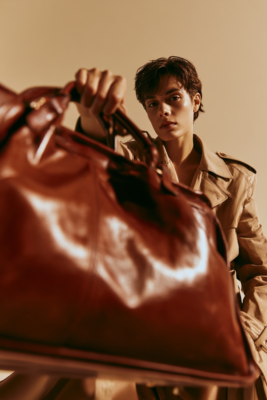 Luxurious Handbag: Bold Fashion in Stunning Detail
